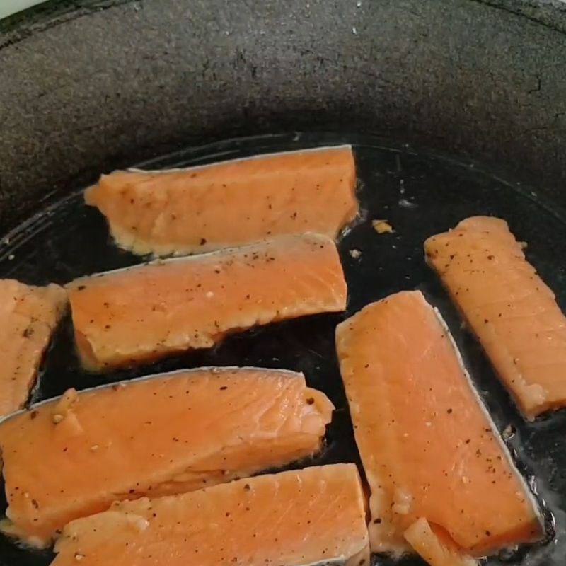 Bước 2 Áp chảo cá hồi vàng đều Cá hồi sốt cam cho bé