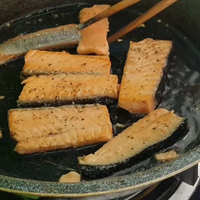 Bước 2 Áp chảo cá hồi vàng đều Cá hồi sốt cam cho bé