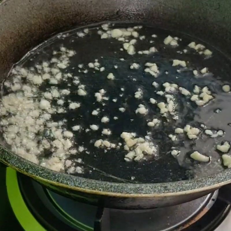 Bước 2 Áp chảo cá hồi vàng đều Cá hồi sốt cam cho bé