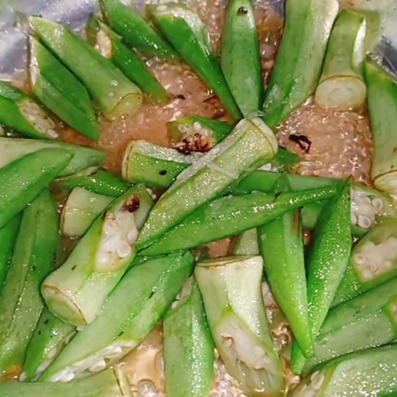 Bước 3 Bí quyết xào đậu bắp không nhớt với giấm Xào đậu bắp không nhớt