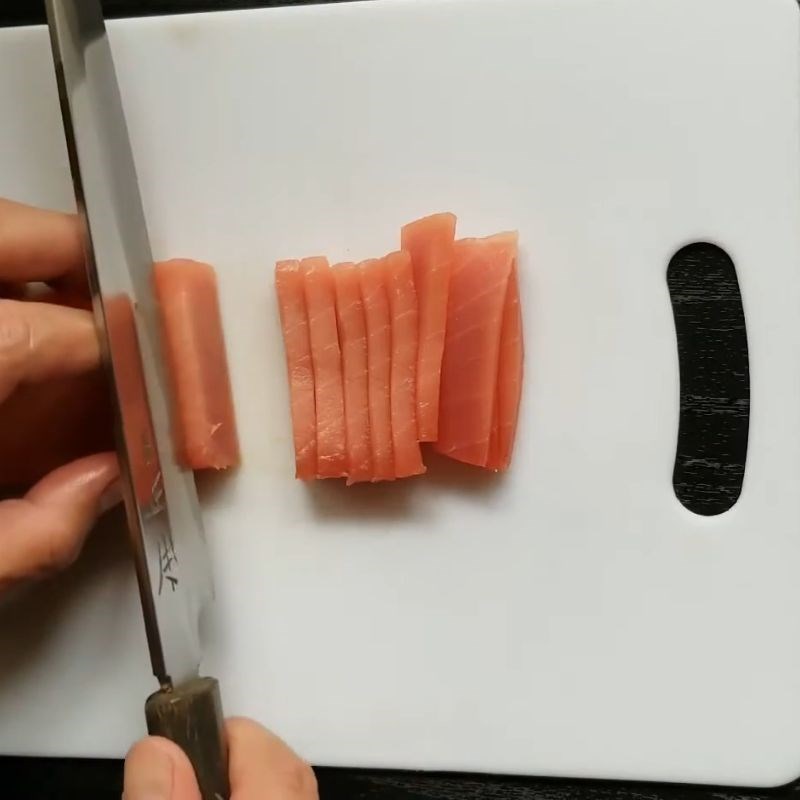 Bước 2 Cách cắt cá ngừ sashimi đẹp mắt và chuẩn vị Sashimi cá ngừ