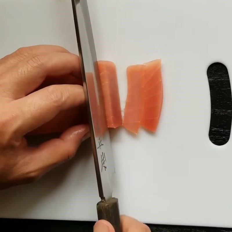 Bước 2 Cách cắt cá ngừ sashimi đẹp mắt và chuẩn vị Sashimi cá ngừ