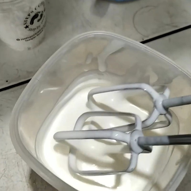 Bước 2 Cách đánh kem cheese mặn bông mịn Kem cheese mặn từ kem pha chế