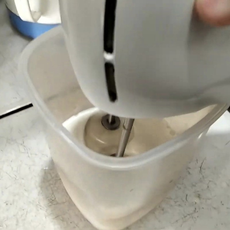 Bước 2 Cách đánh kem cheese mặn bông mịn Kem cheese mặn từ kem pha chế