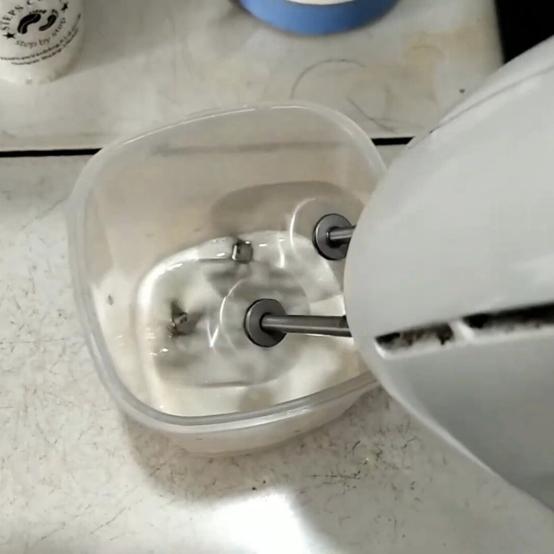 Bước 2 Cách đánh kem cheese mặn bông mịn Kem cheese mặn từ kem pha chế