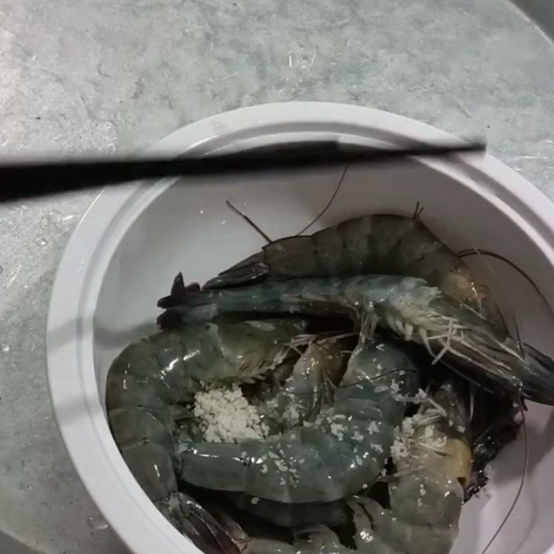 Bước 2 Cách ướp tôm chiên sả đậm đà Tôm chiên sả