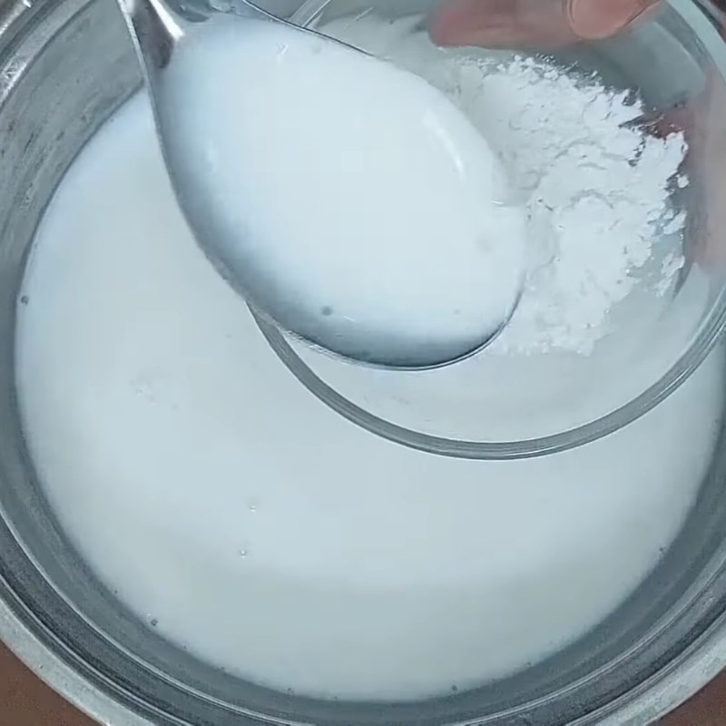 Bước 5 Nấu nước cốt dừa béo ngậy Bánh chuối hấp bằng bột năng