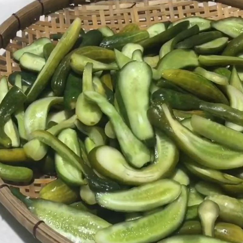 Bước 5 Cắt dưa leo và chuẩn bị hũ ngâm Dưa leo ngâm mắm đường