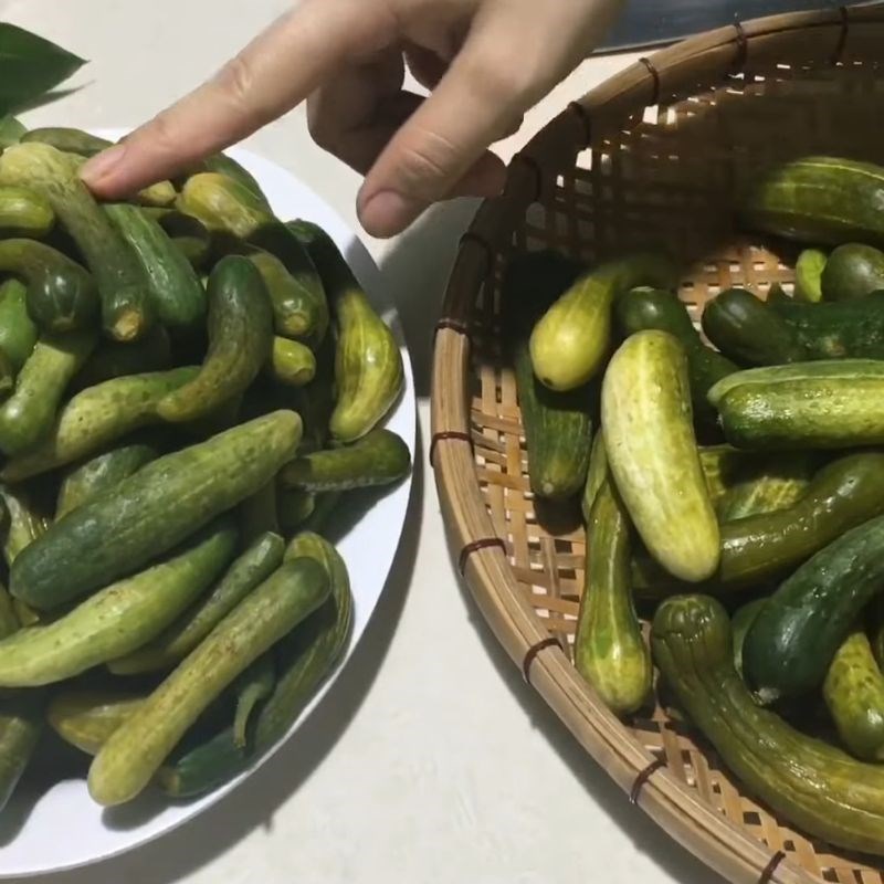 Bước 5 Cắt dưa leo và chuẩn bị hũ ngâm Dưa leo ngâm mắm đường