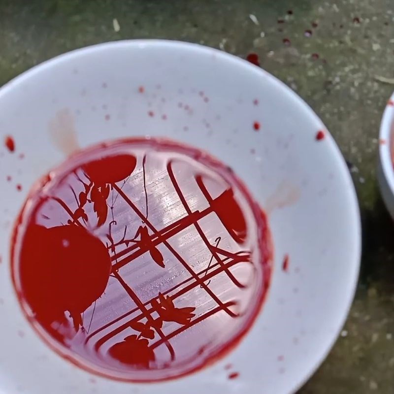 Bước 2 Cắt tiết gà và chờ đông Tiết canh gà