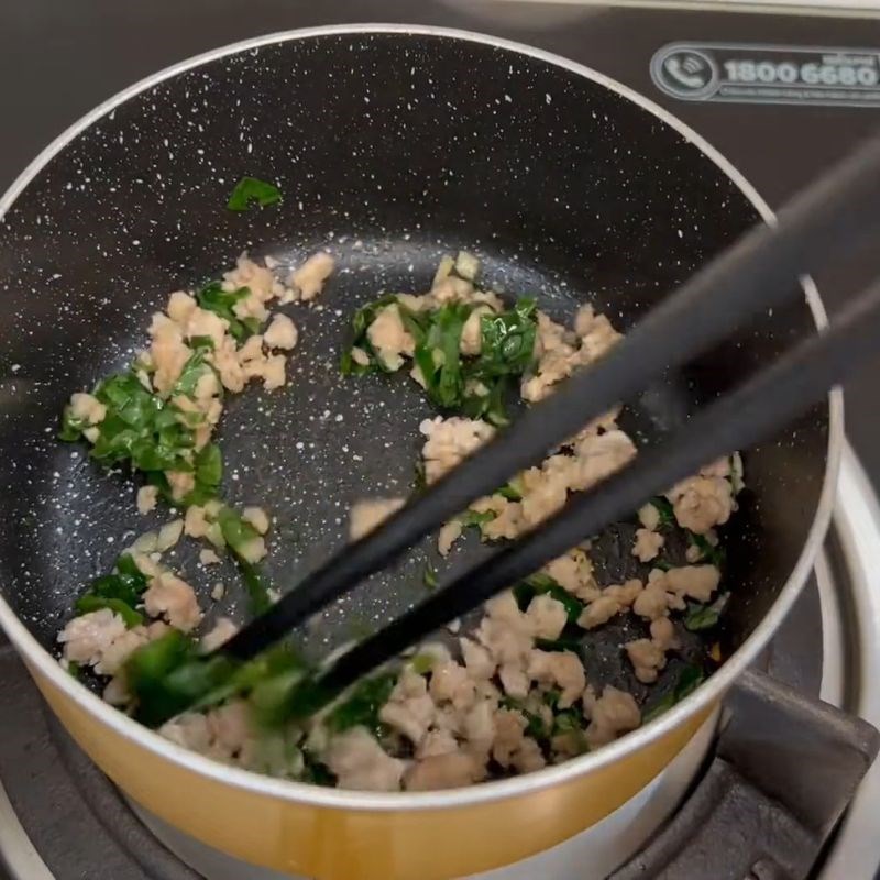 Bước 3 Chế biến bí đỏ và thịt bằm Cháo bí đỏ thịt bằm