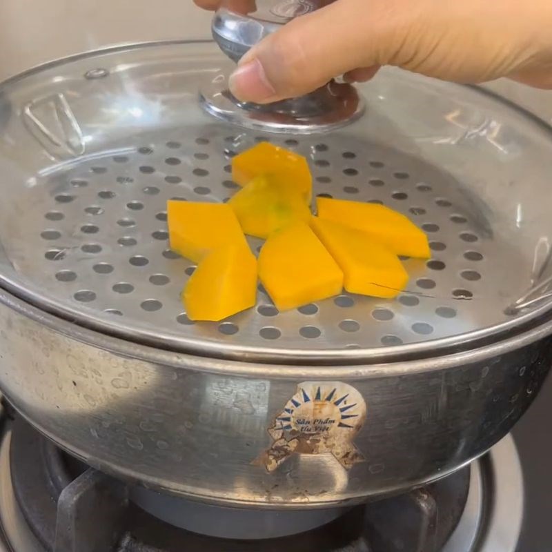 Bước 3 Chế biến bí đỏ và thịt bằm Cháo bí đỏ thịt bằm