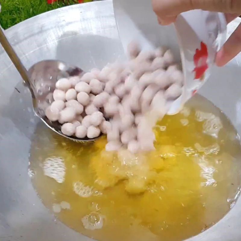 Bước 3 Chiên đậu phộng da cá giòn tan Đậu phộng da cá cốt dừa