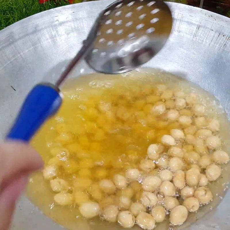 Bước 3 Chiên đậu phộng da cá giòn tan Đậu phộng da cá cốt dừa