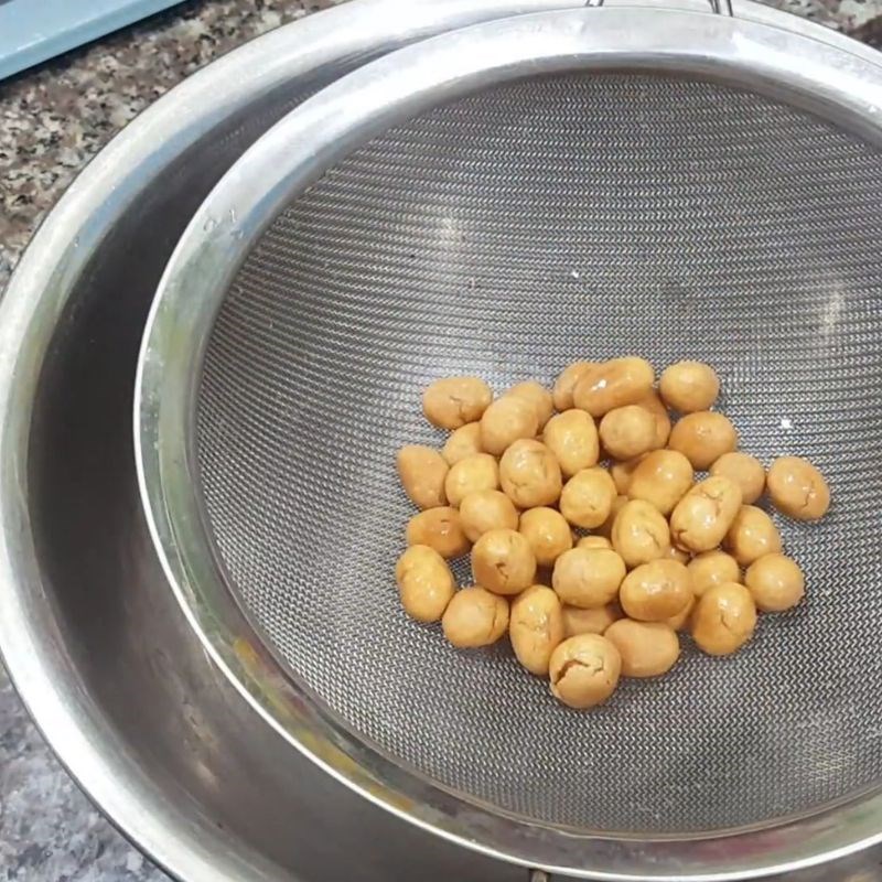 Bước 3 Chiên đậu phộng da cá giòn tan Đậu phộng da cá cốt dừa