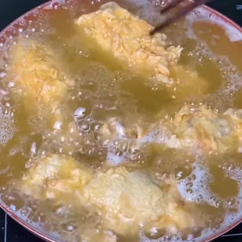 Bước 5 Chiên đùi gà vàng ươm, giòn rụm Đùi gà chiên giòn