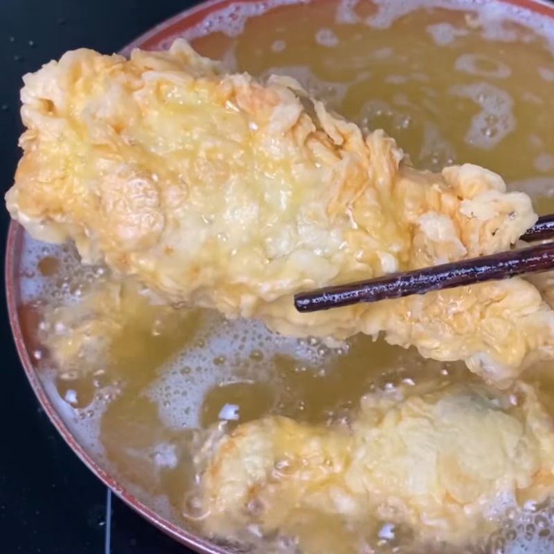 Bước 5 Chiên đùi gà vàng ươm, giòn rụm Đùi gà chiên giòn