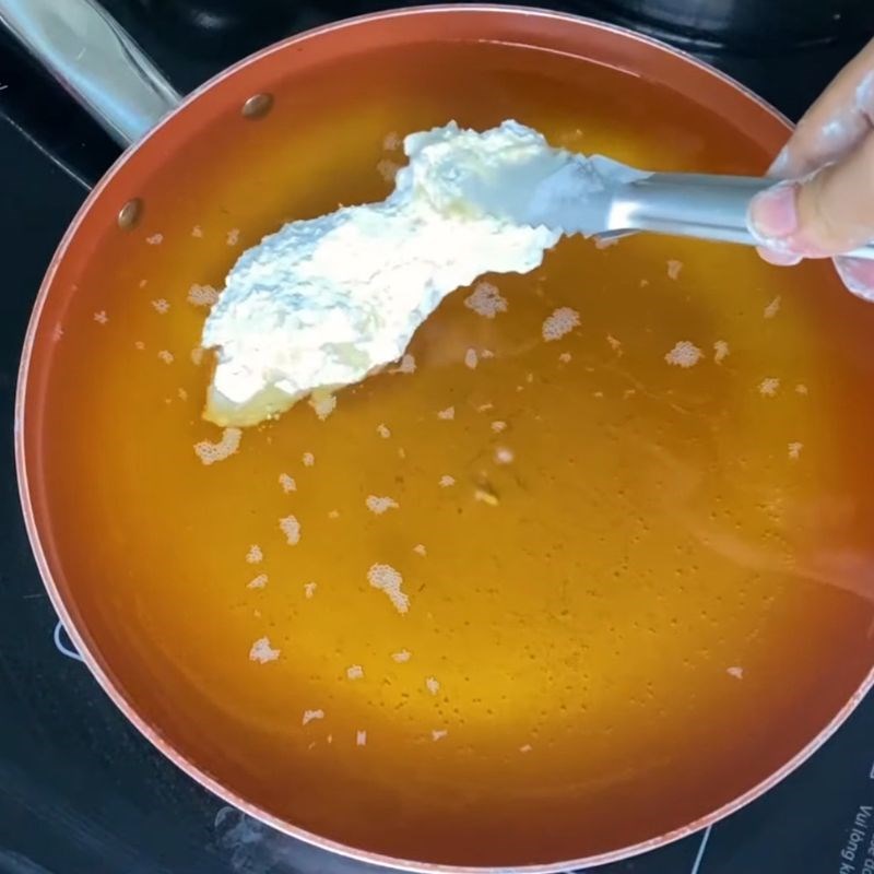 Bước 5 Chiên đùi gà vàng ươm, giòn rụm Đùi gà chiên giòn