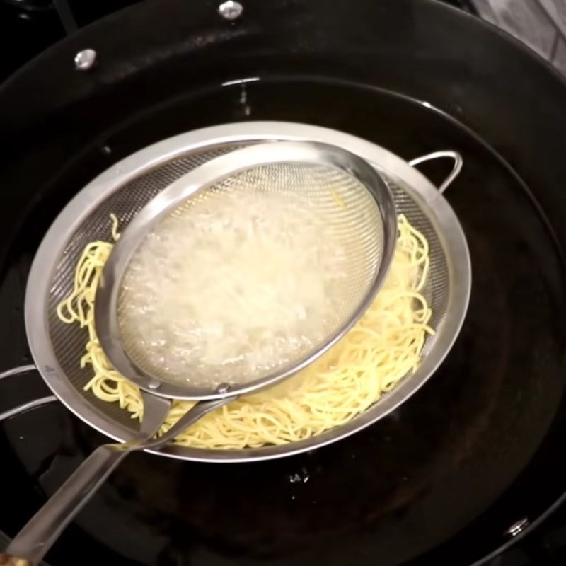 Bước 3 Chiên giòn sợi mì Cách làm mì xào giòn người Hoa