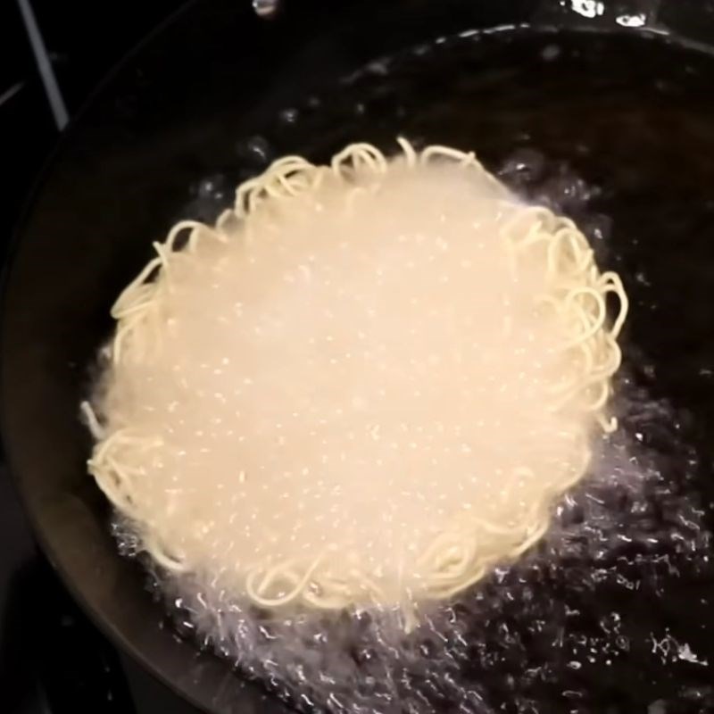 Bước 3 Chiên giòn sợi mì Cách làm mì xào giòn người Hoa