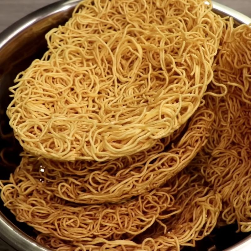 Bước 3 Chiên giòn sợi mì Cách làm mì xào giòn người Hoa