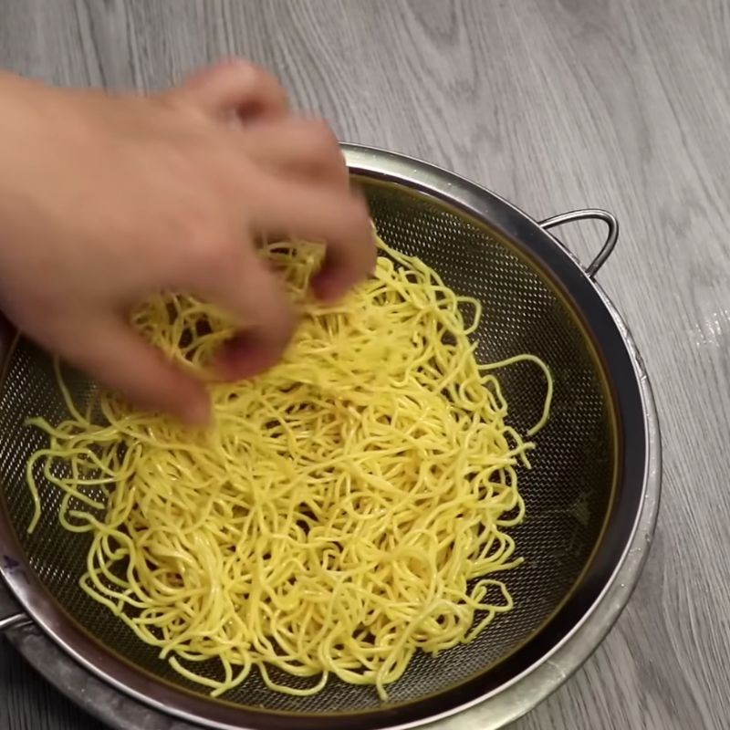 Bước 3 Chiên giòn sợi mì Cách làm mì xào giòn người Hoa