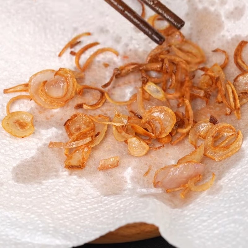 Bước 4 Chiên hành phi giòn rụm Bún bò xào