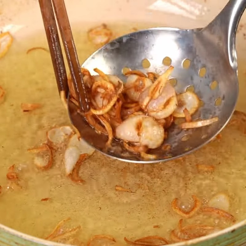 Bước 4 Chiên hành phi giòn rụm Bún bò xào