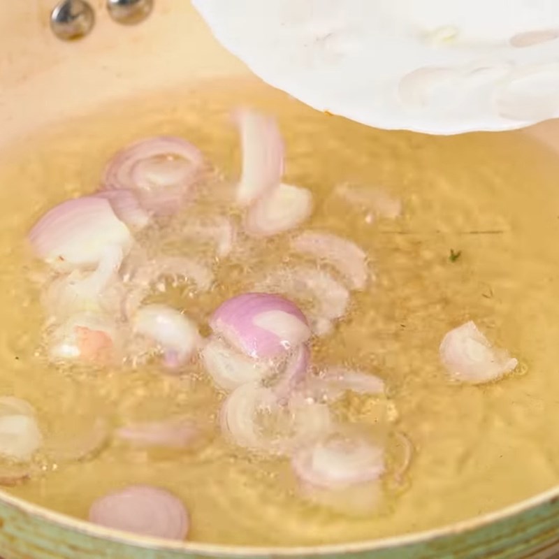 Bước 4 Chiên hành phi giòn rụm Bún bò xào