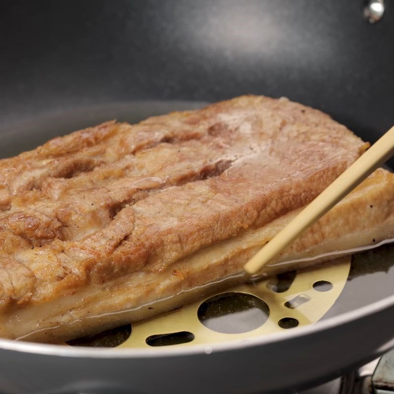 Bước 4 Chiên heo Heo quay chiên giòn