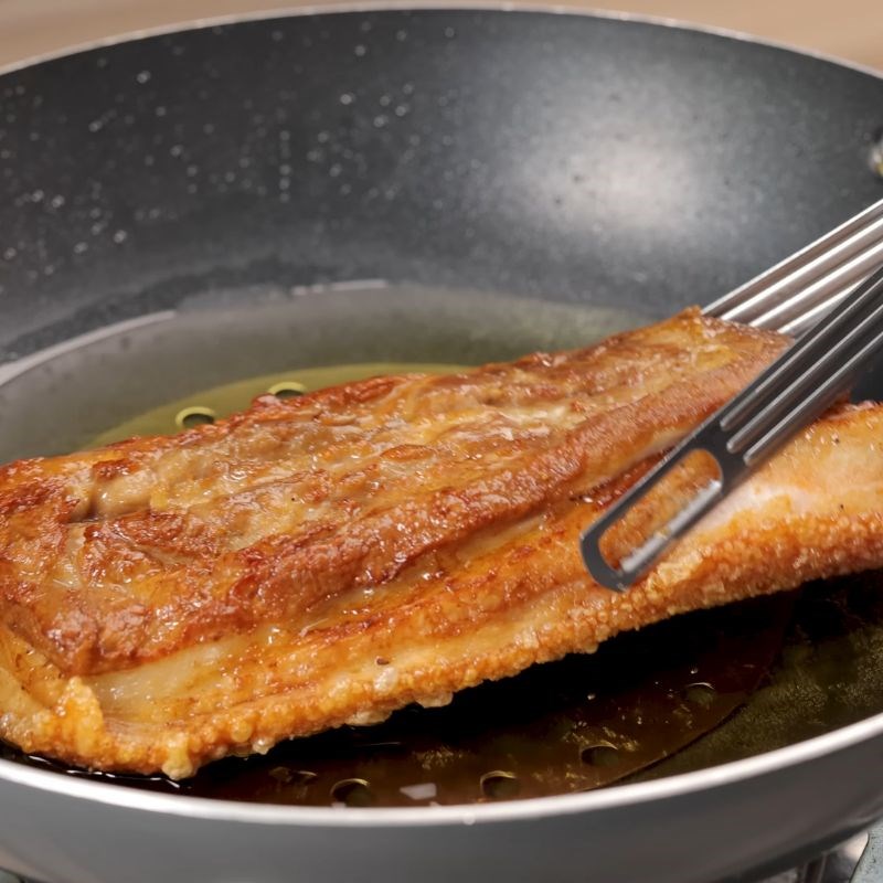 Bước 4 Chiên heo Heo quay chiên giòn