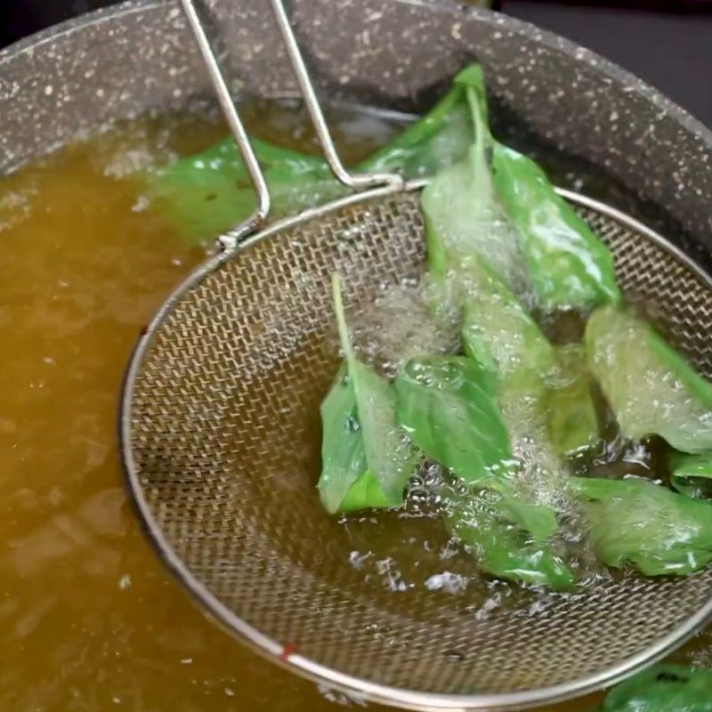 Bước 3 Chiên lá quế thơm lừng Tôm chiên trứng muối