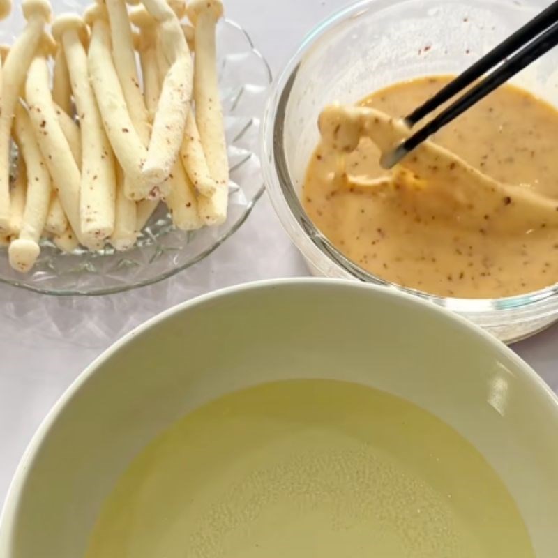 Bước 3 Chiên nấm ngập dầu giòn rụm Nấm hải sản chiên giòn