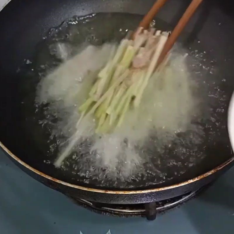 Bước 4 Chiên sả thơm lừng Tôm chiên sả