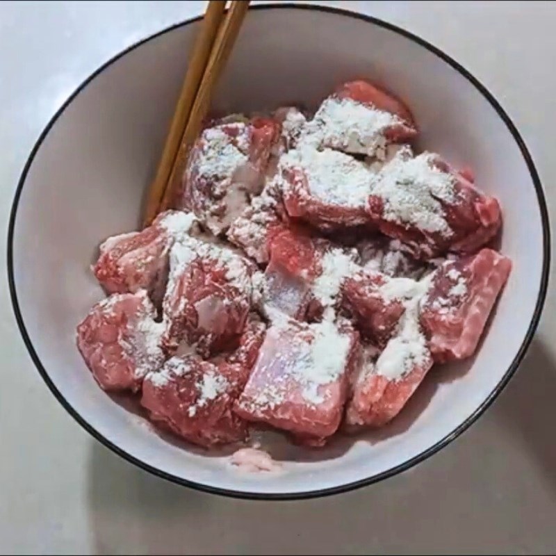 Bước 3 Chiên sơ sườn để tạo độ giòn Sườn xào chua ngọt cà chua