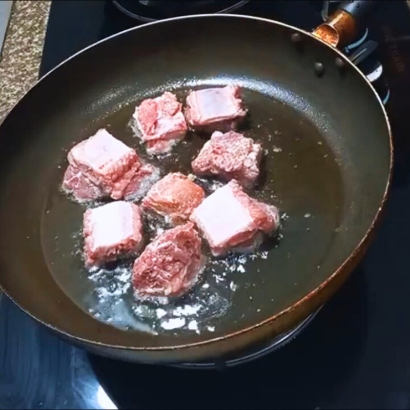 Bước 3 Chiên sơ sườn để tạo độ giòn Sườn xào chua ngọt cà chua