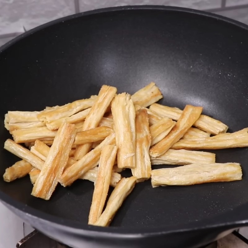 Bước 3 Chiên sơ váng đậu Váng đậu xào