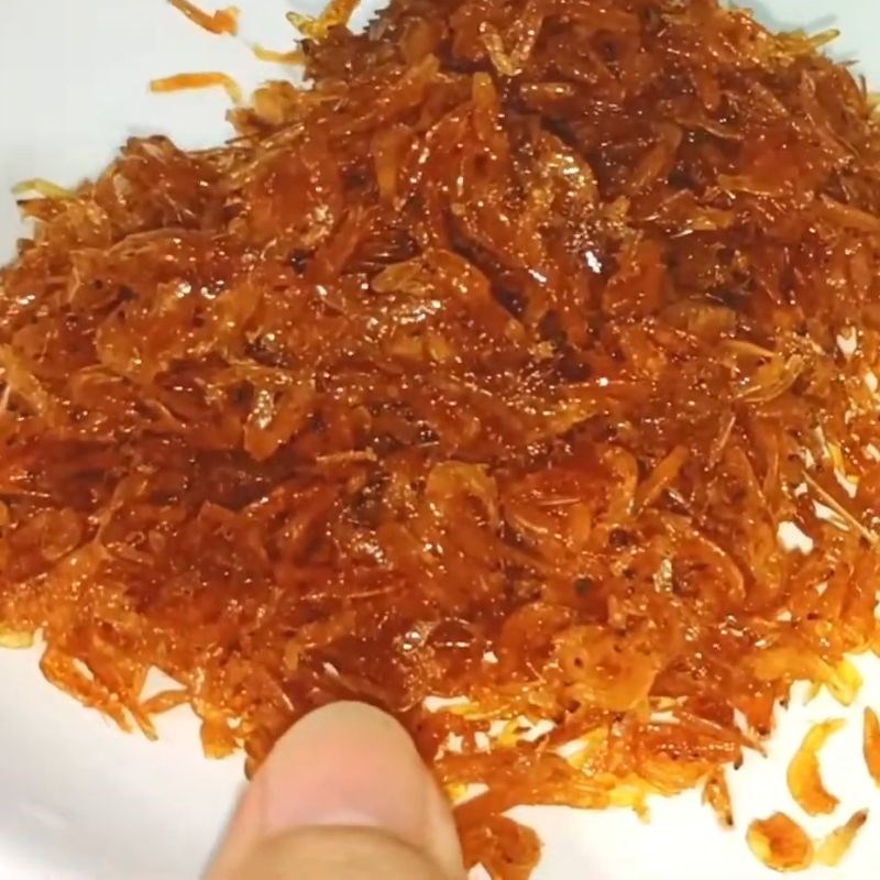 Bước 2 Chiên tép khô vàng giòn Tép khô rim mặn ngọt