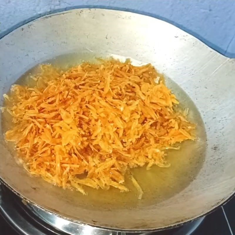 Bước 2 Chiên tép khô vàng giòn Tép khô rim mặn ngọt