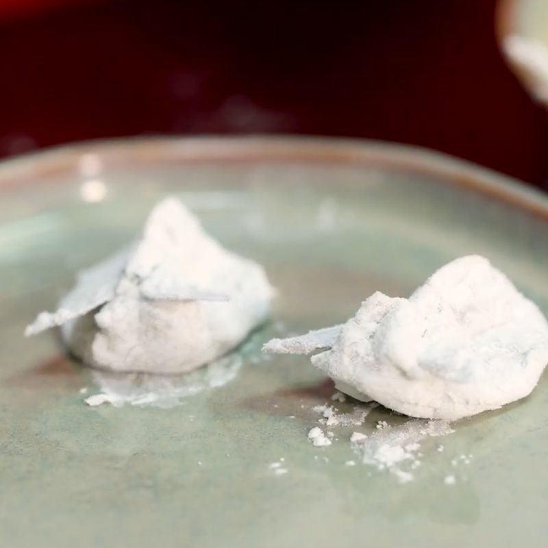 Bước 2 Chiên tôm vàng giòn Tôm chiên trứng muối