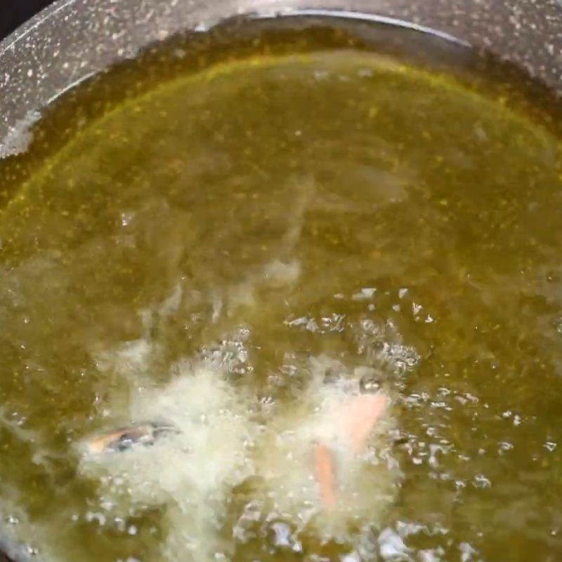 Bước 2 Chiên tôm vàng giòn Tôm chiên trứng muối