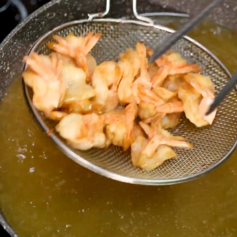 Bước 2 Chiên tôm vàng giòn Tôm chiên trứng muối