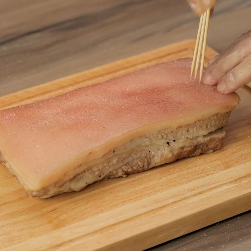 Bước 3 Chuẩn bị da heo giòn rụm trước khi chiên Heo quay chiên giòn