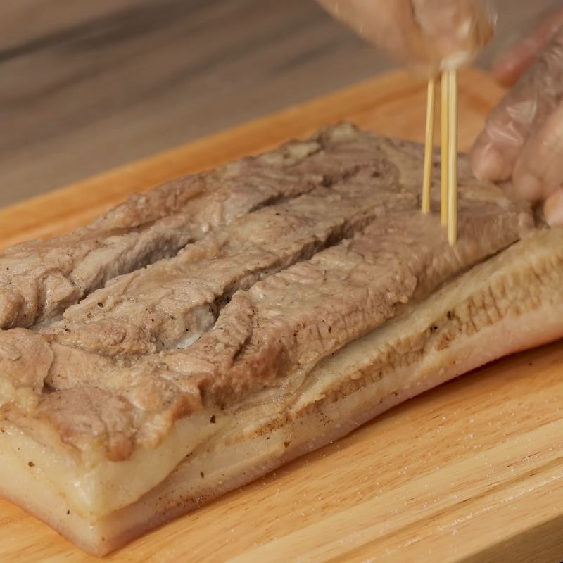 Bước 3 Chuẩn bị da heo giòn rụm trước khi chiên Heo quay chiên giòn