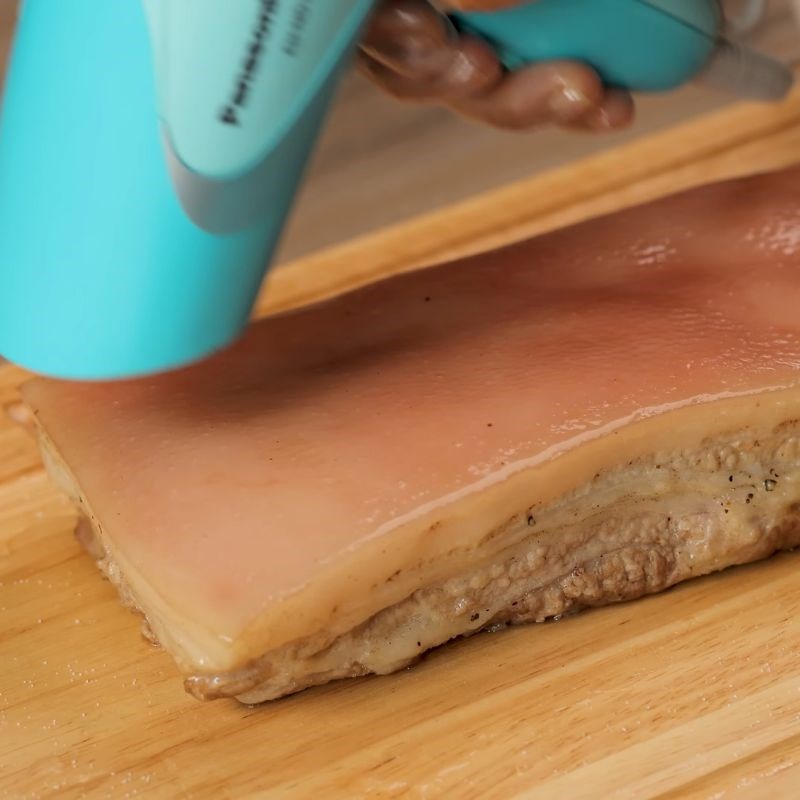 Bước 3 Chuẩn bị da heo giòn rụm trước khi chiên Heo quay chiên giòn