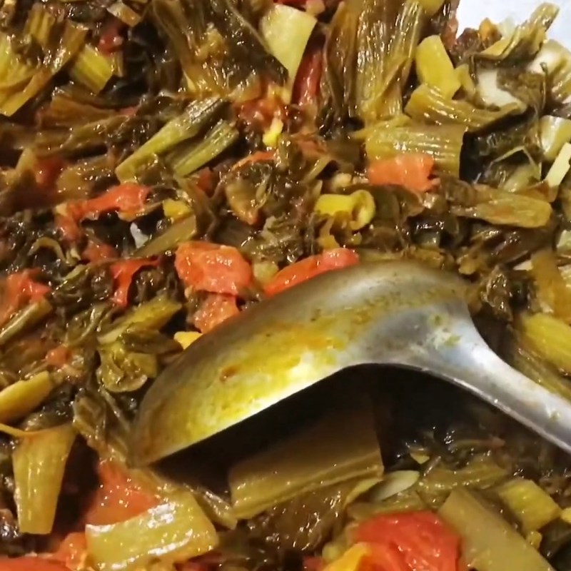 Bước 3 Chuẩn bị dưa chua và cà chua Thịt bò om dưa