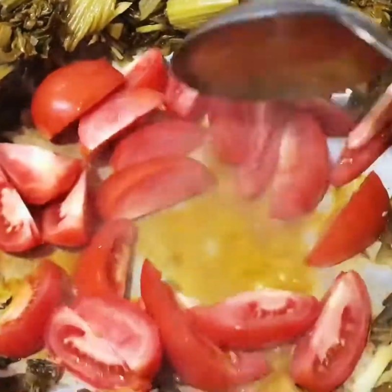 Bước 3 Chuẩn bị dưa chua và cà chua Thịt bò om dưa