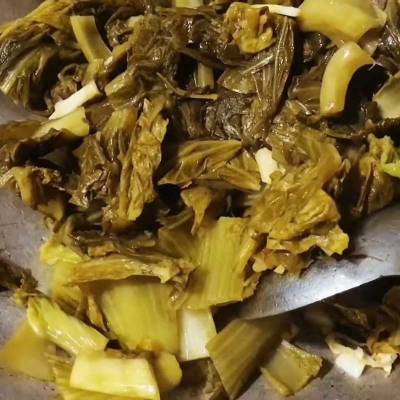 Bước 3 Chuẩn bị dưa chua và cà chua Thịt bò om dưa