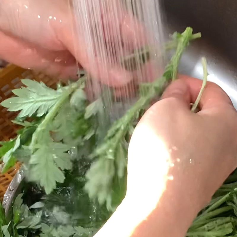 Bước 2 Chuẩn bị ngải cứu tươi và các loại thuốc bắc bồi bổ Gà hầm ngải cứu hạt sen