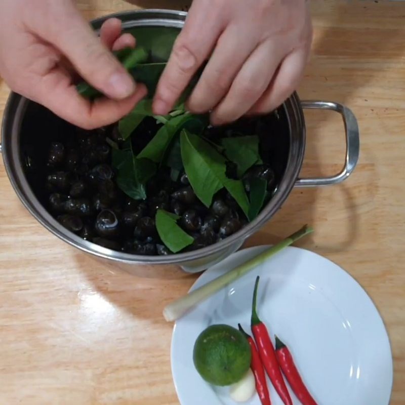Bước 2 Chuẩn bị nguyên liệu luộc ốc và pha nước chấm Ốc vặn luộc